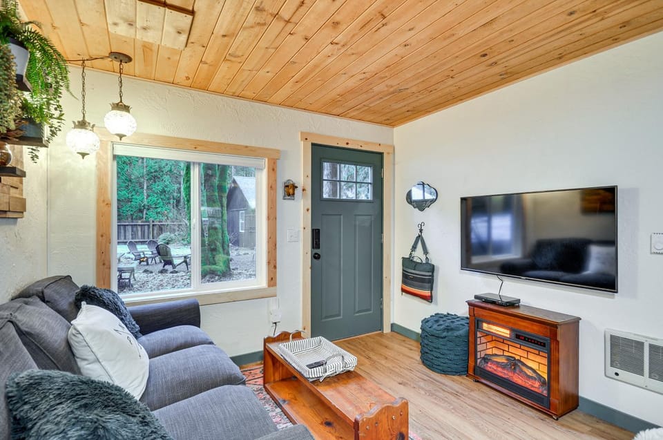 Hike, Ski & Explore: Rhododendron Forest Retreat! House in Clackamas County