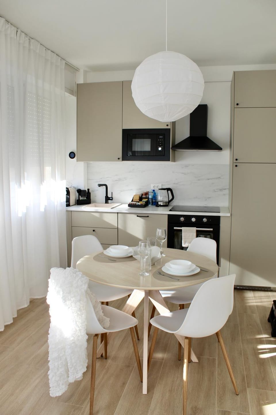 Kitchen or kitchenette, Dining area, stove