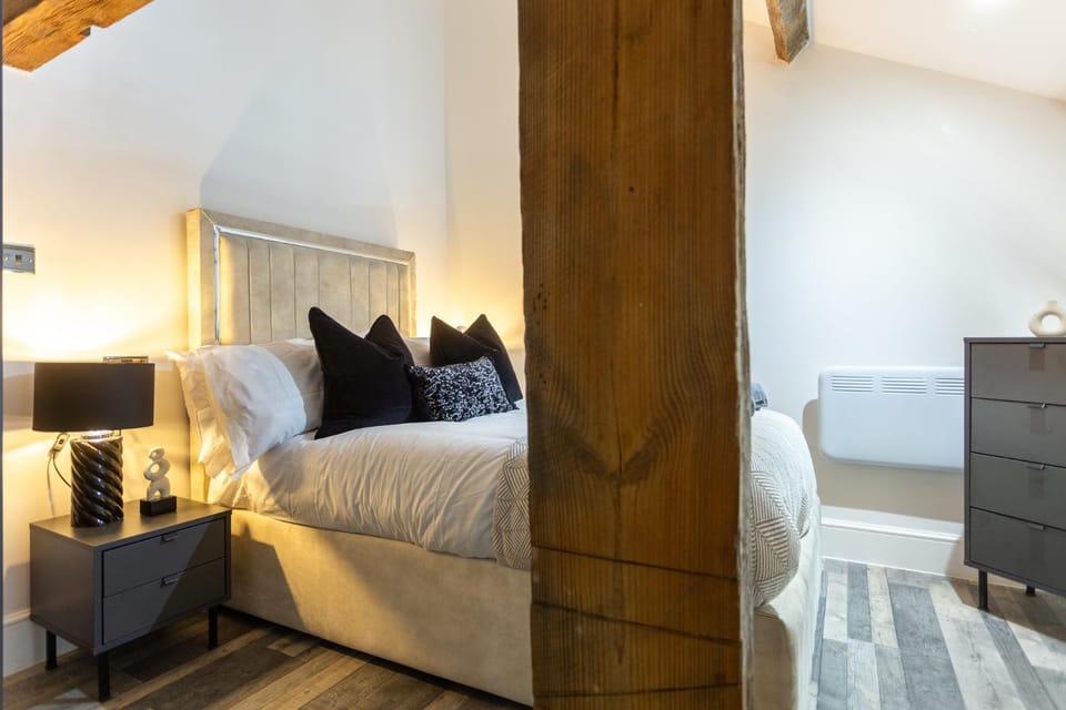 Bed, Other, Photo of the whole room, Decorative detail, Seating area, Bedroom, wardrobe
