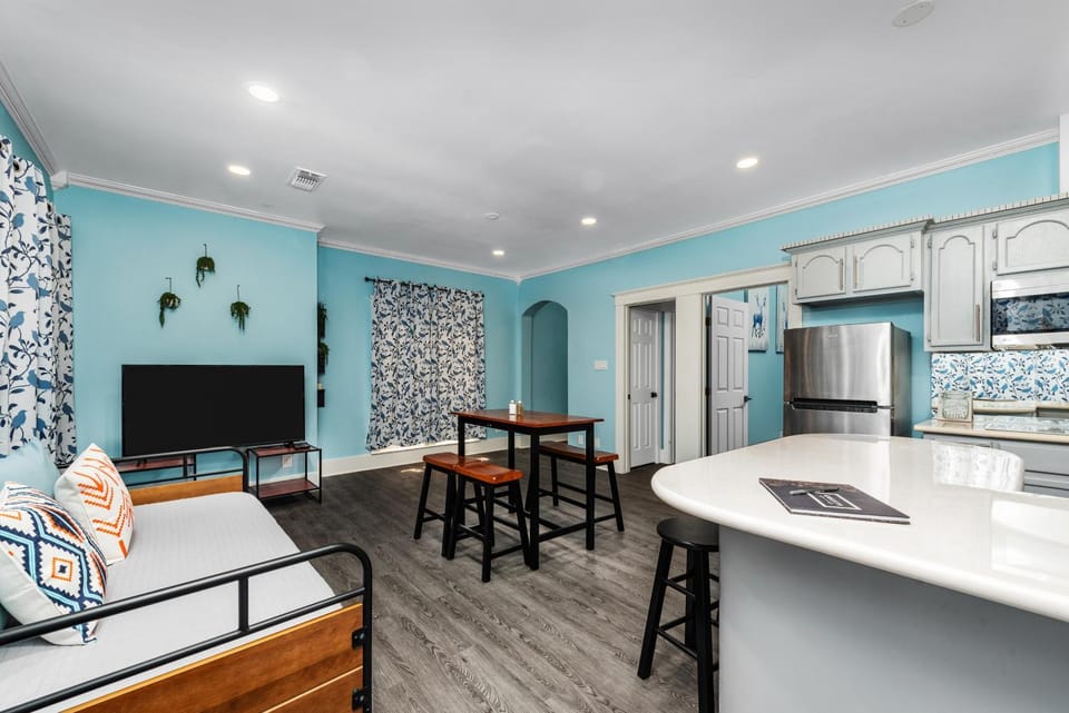 Spacious 1-BR Midtown Houston Apt with King Bed & Free Parking Apartment in Houston