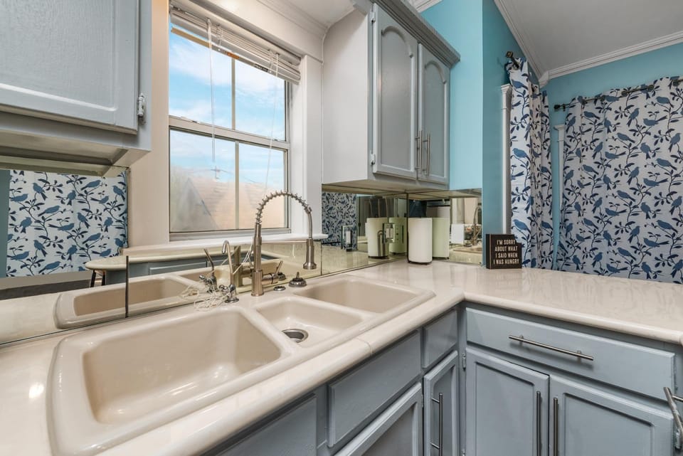 Spacious 1-BR Midtown Houston Apt with King Bed & Free Parking Apartment in Houston