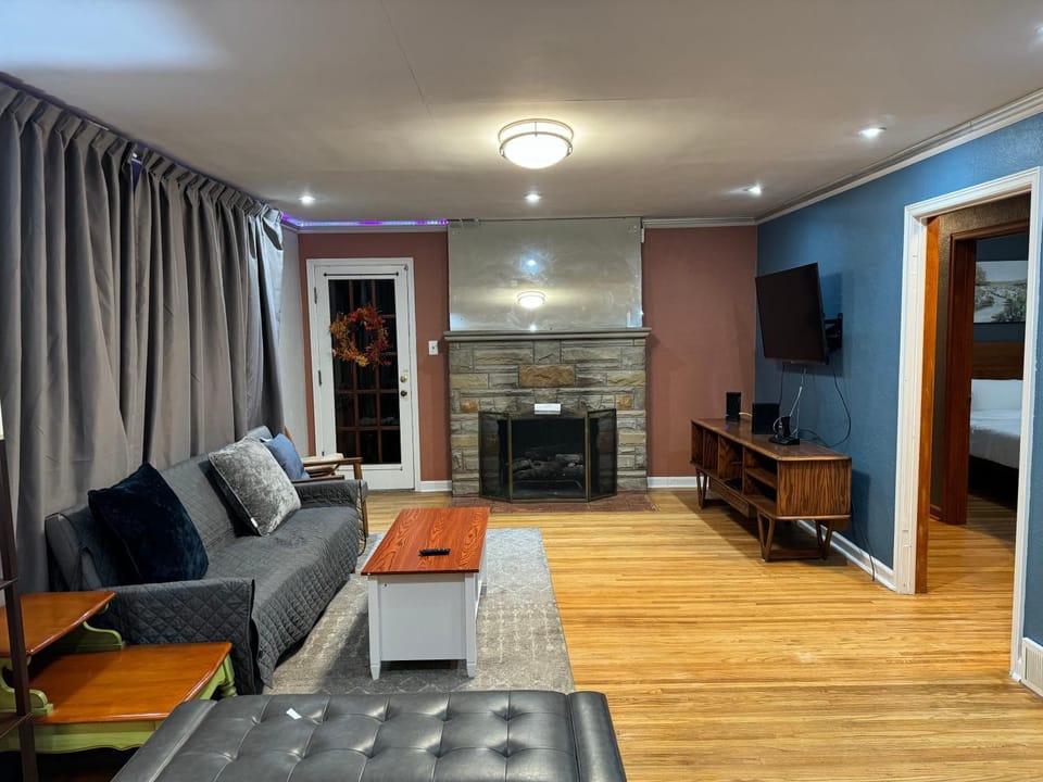 Charming Cape Cod Bungalow at Niagara Falls, NY! House in Niagara Falls