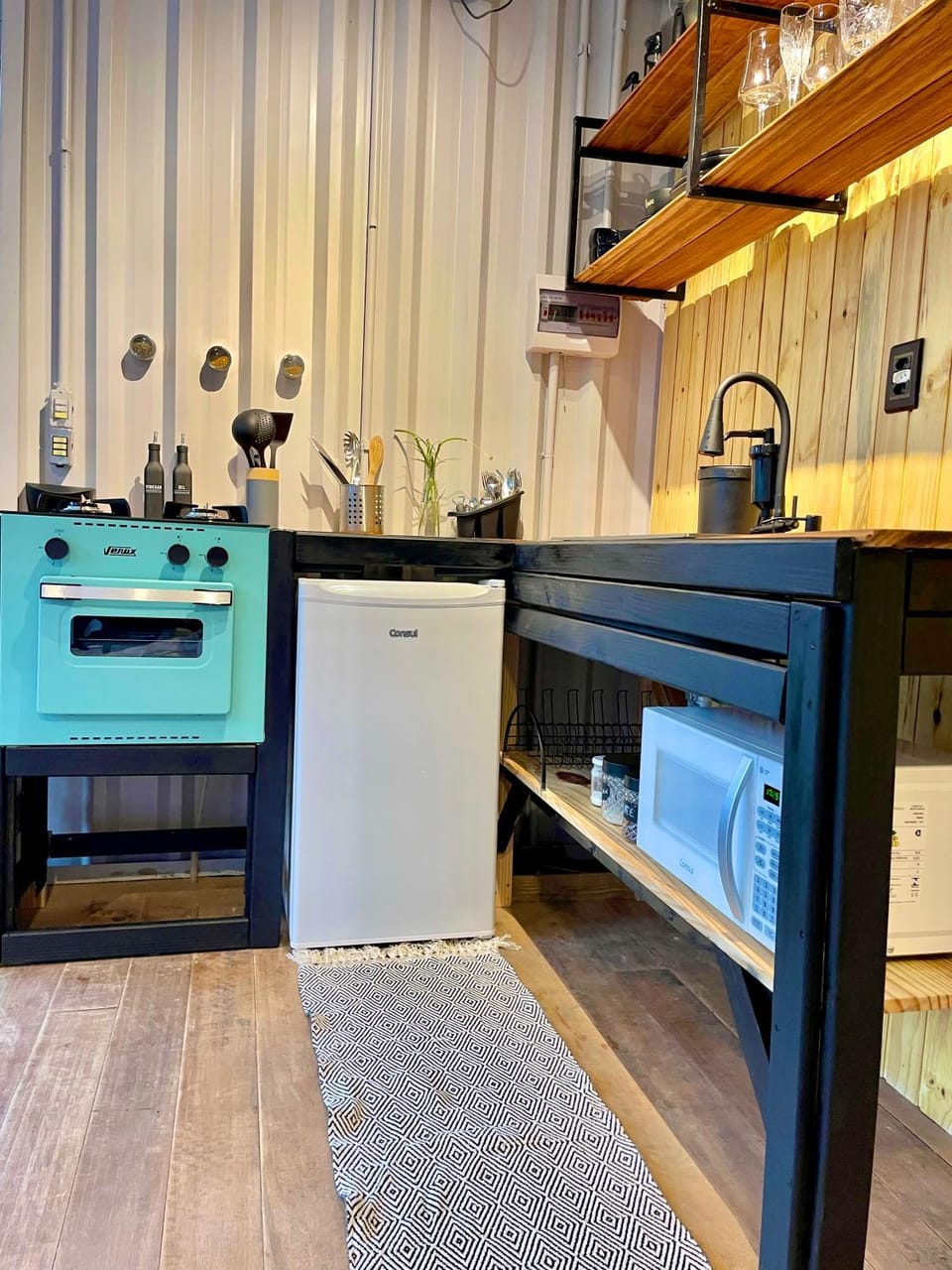 Kitchen or kitchenette, microwave, minibar, stove