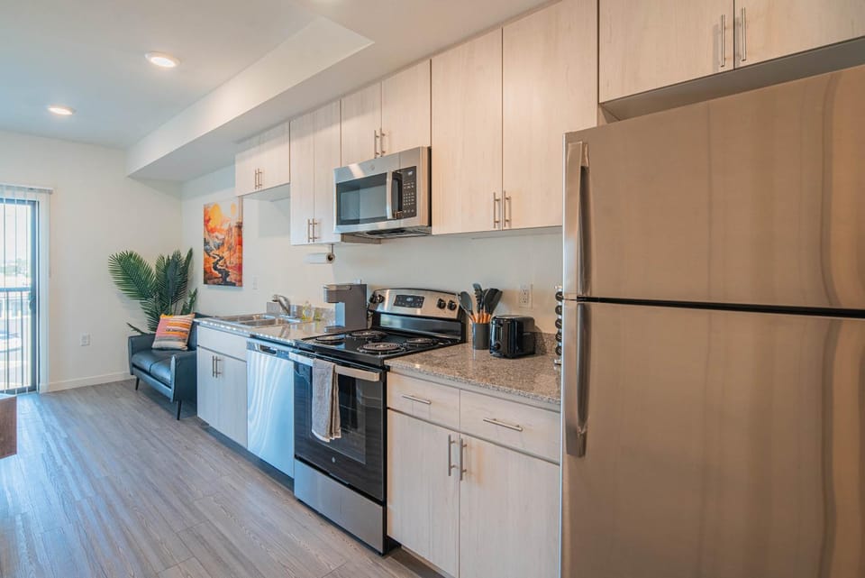 Coffee/tea facilities, Kitchen or kitchenette, dishwasher, oven, stove, toaster