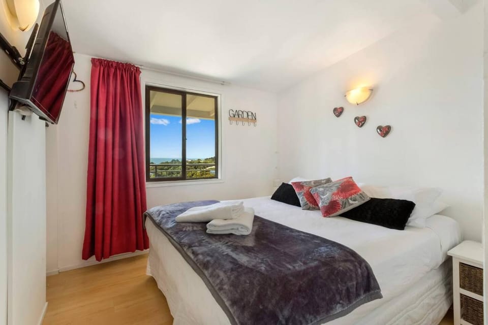 Bed, TV and multimedia, Photo of the whole room, Bedroom, towels