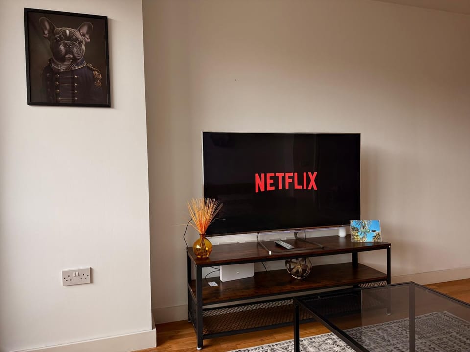 Communal lounge/ TV room, TV and multimedia, Living room, Seating area, Evening entertainment