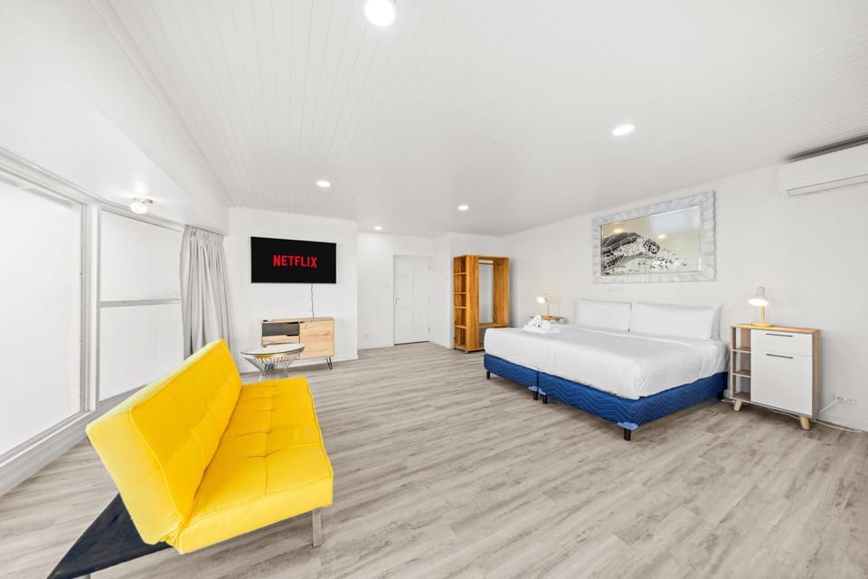 Bed, TV and multimedia, Photo of the whole room, Seating area, Bedroom