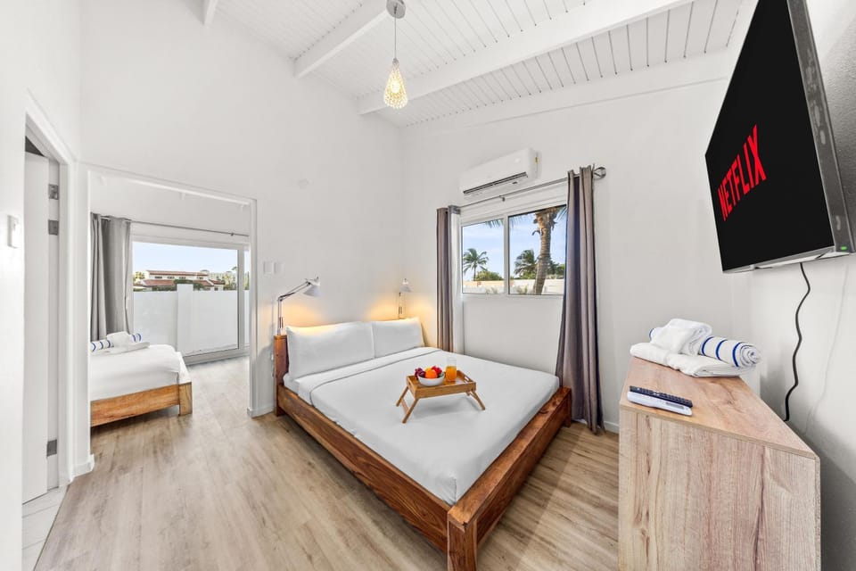 Bed, TV and multimedia, Photo of the whole room, Bedroom, towels
