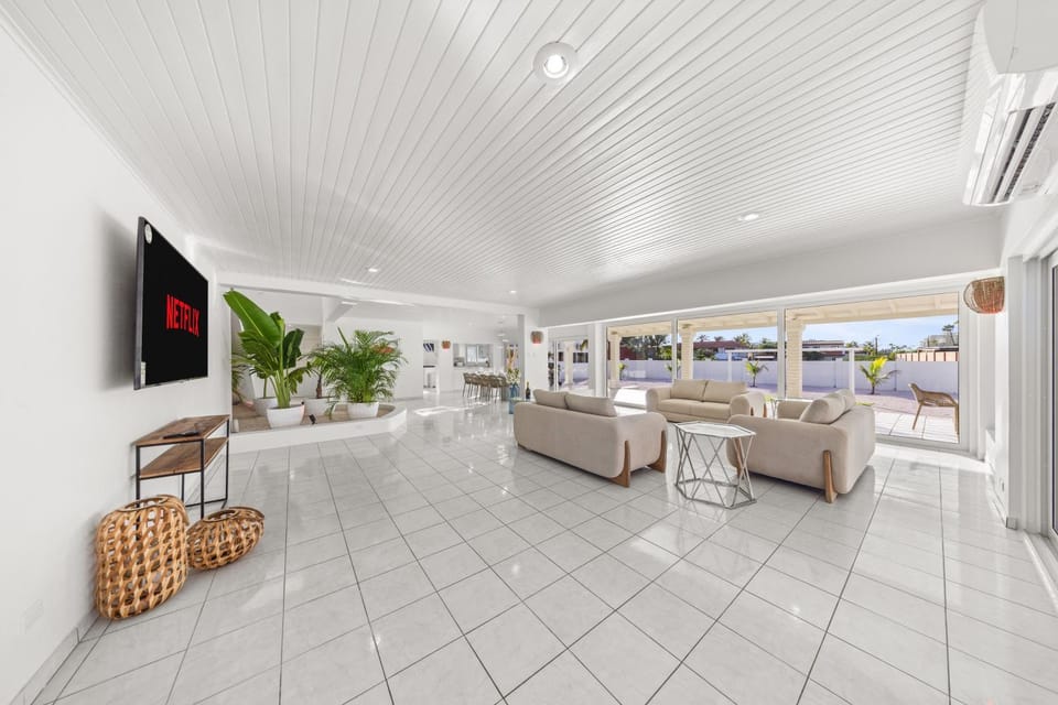 TV and multimedia, Living room, Seating area, Evening entertainment