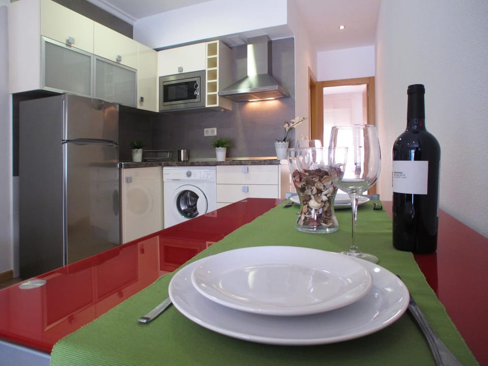 Kitchen or kitchenette, Dining area