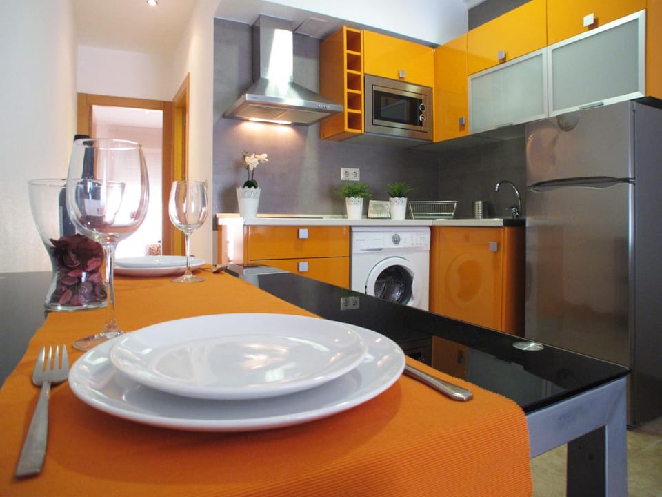 Kitchen or kitchenette, Dining area