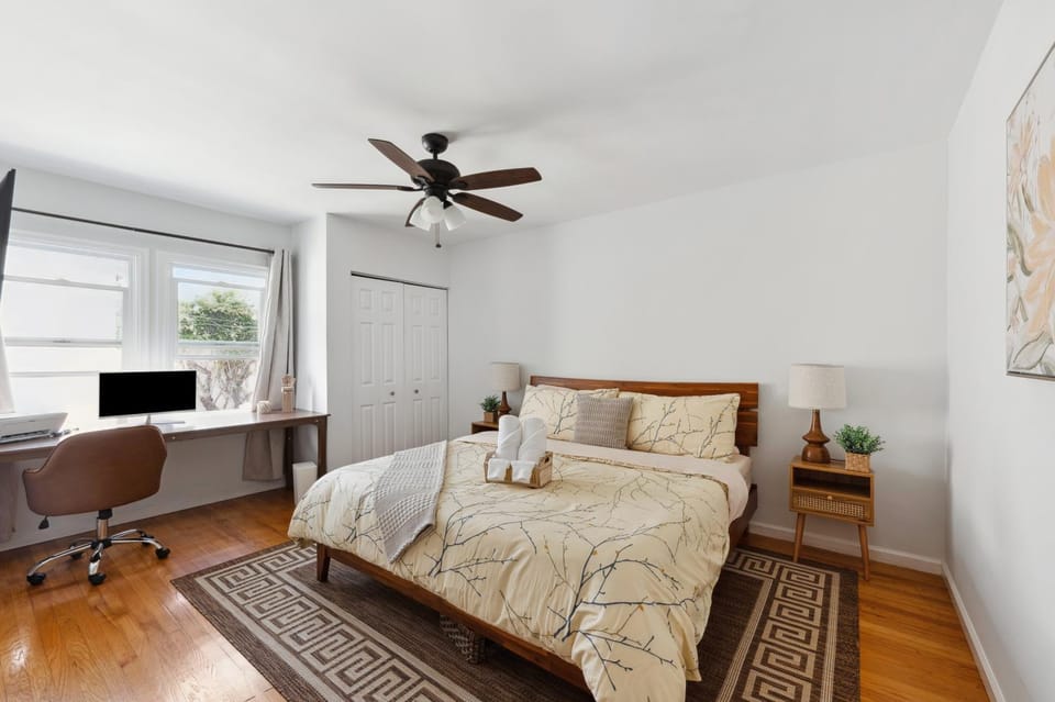 Bed, TV and multimedia, Bedroom