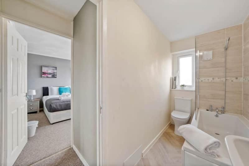 BridgeCity 4 bedroom house with parking in Maidstone Town House in Maidstone