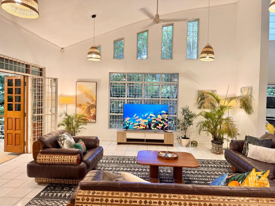 Communal lounge/ TV room, TV and multimedia, Living room, Seating area, Evening entertainment