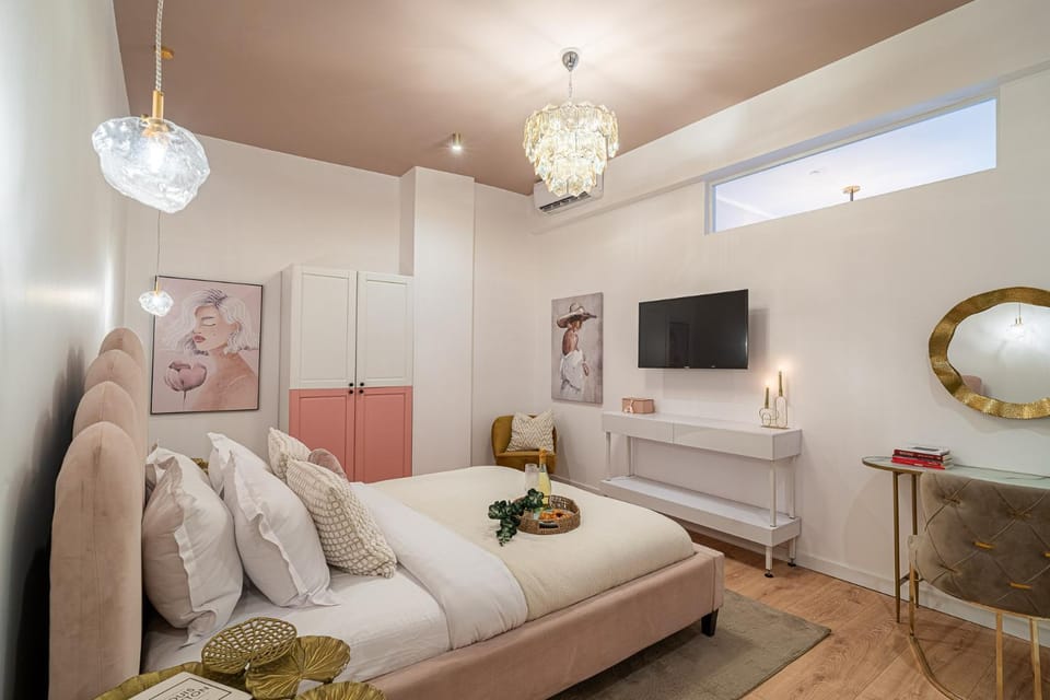 Bed, TV and multimedia, Photo of the whole room, Bedroom