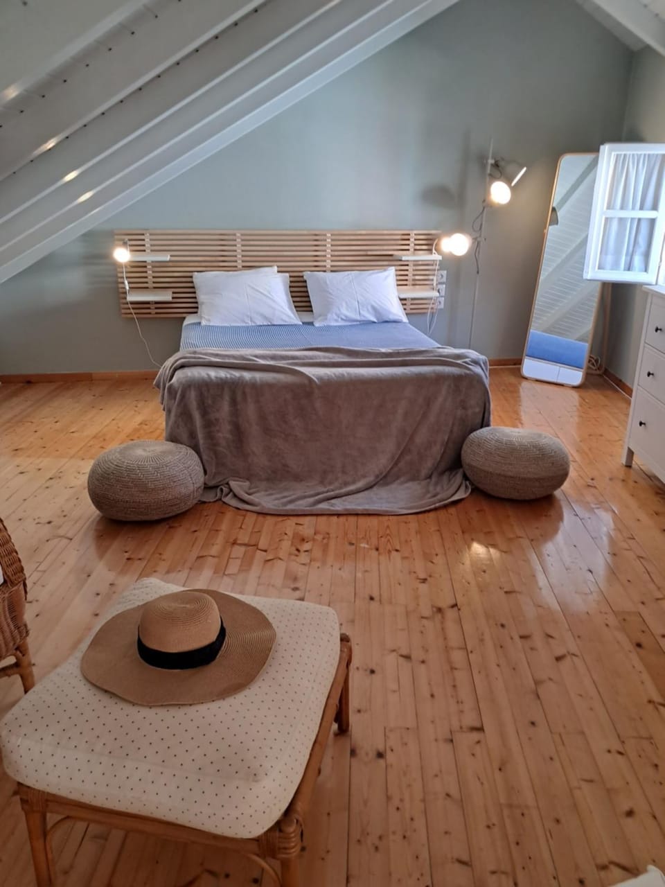 Bed, Photo of the whole room, Bedroom