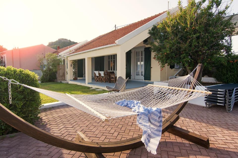 Patio, Day, Garden, Seating area