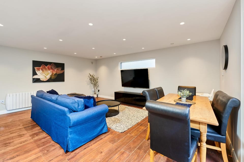 Communal lounge/ TV room, TV and multimedia, Living room, Seating area, Evening entertainment