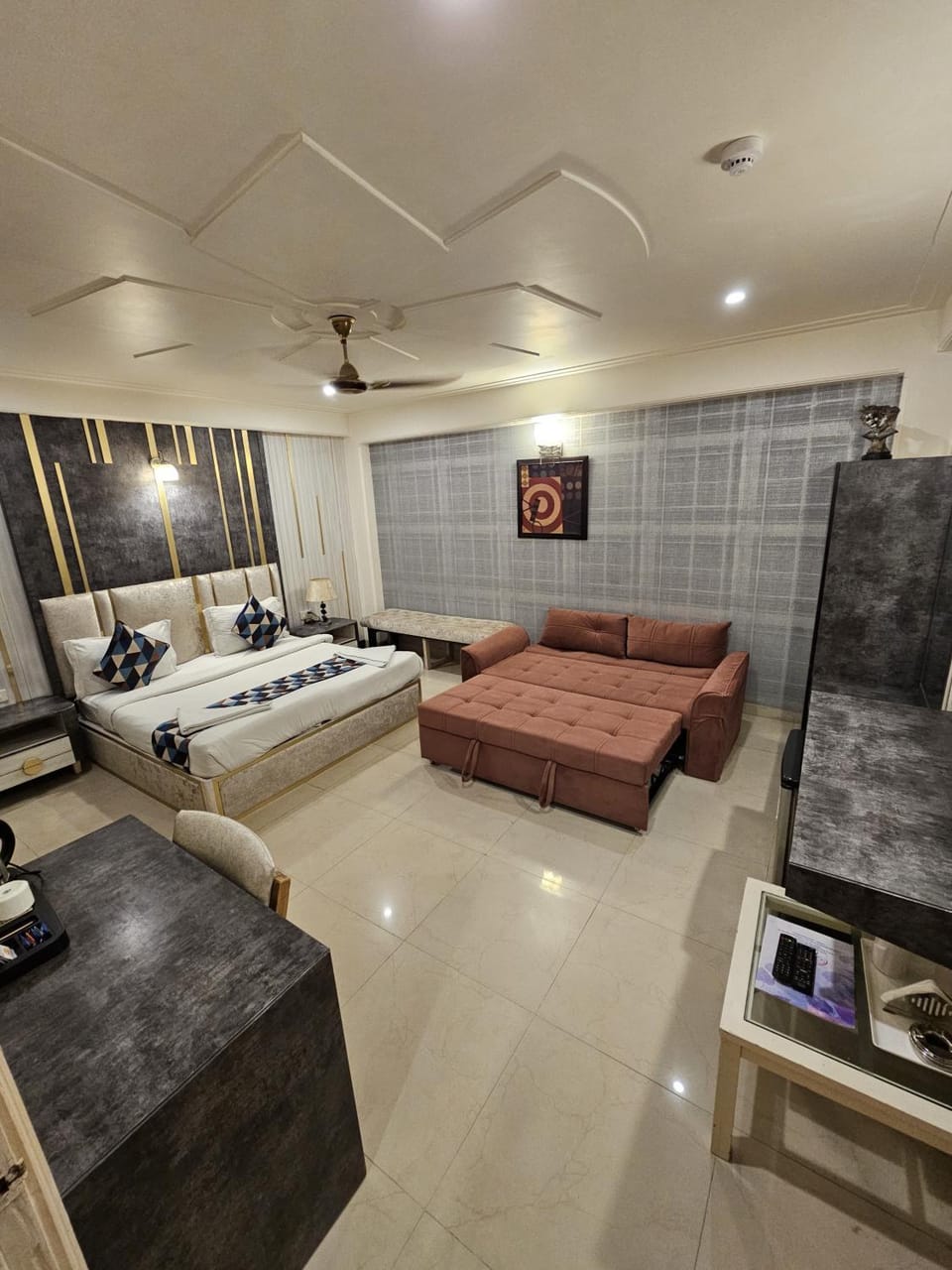 Bed, Photo of the whole room, Seating area, Bedroom