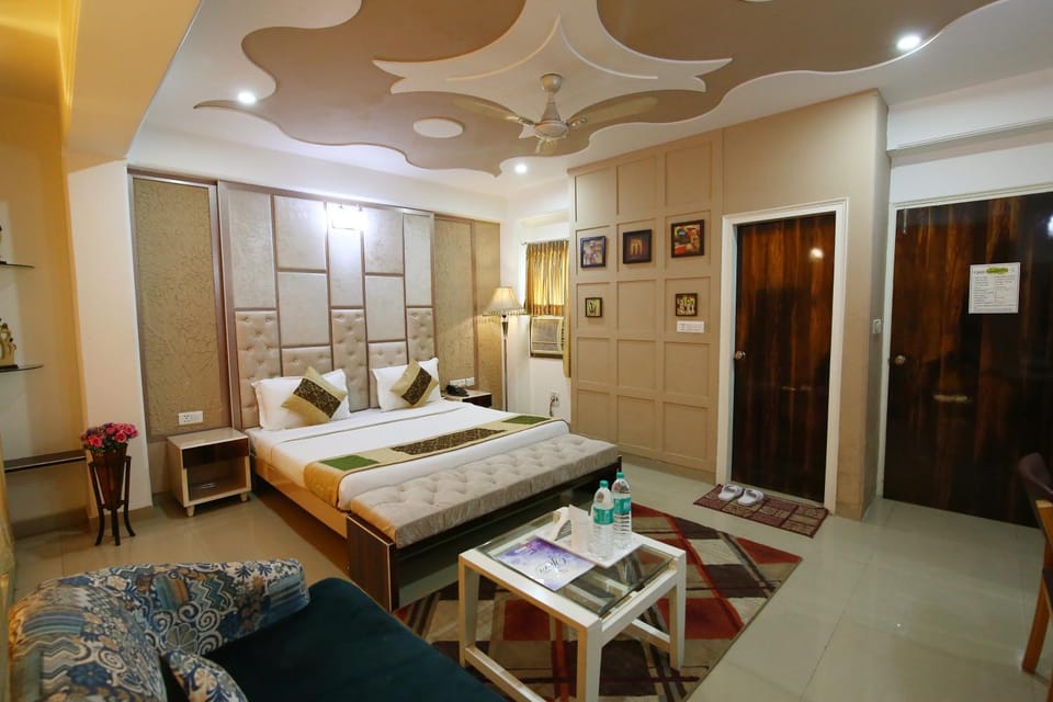 Bed, Living room, Photo of the whole room, Seating area, Bedroom, towels, wardrobe, air conditioner