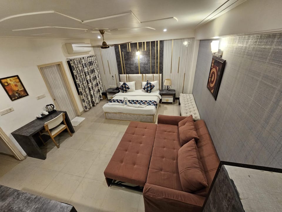 Bed, TV and multimedia, Living room, Photo of the whole room, Seating area, Bedroom, air conditioner