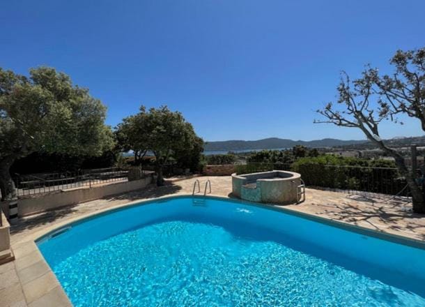 City view, Sea view, Swimming pool