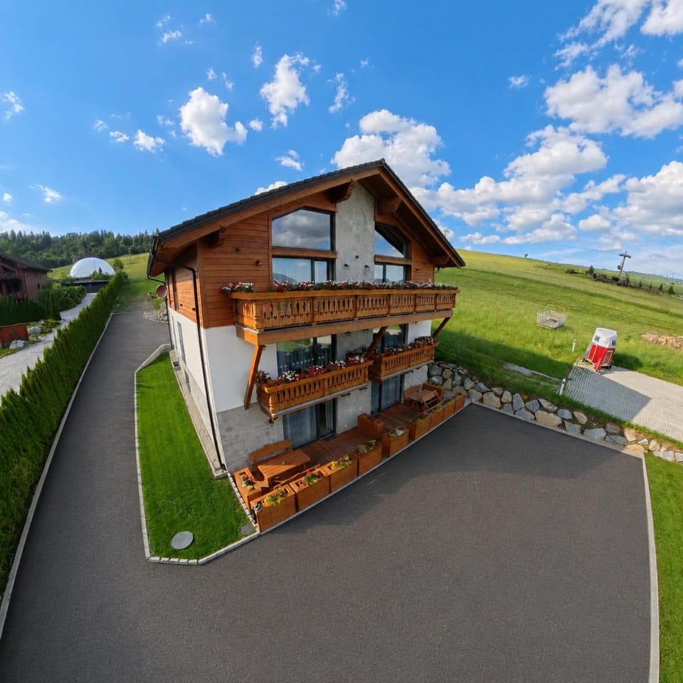 Property building, Day, Neighbourhood, Natural landscape, Parking