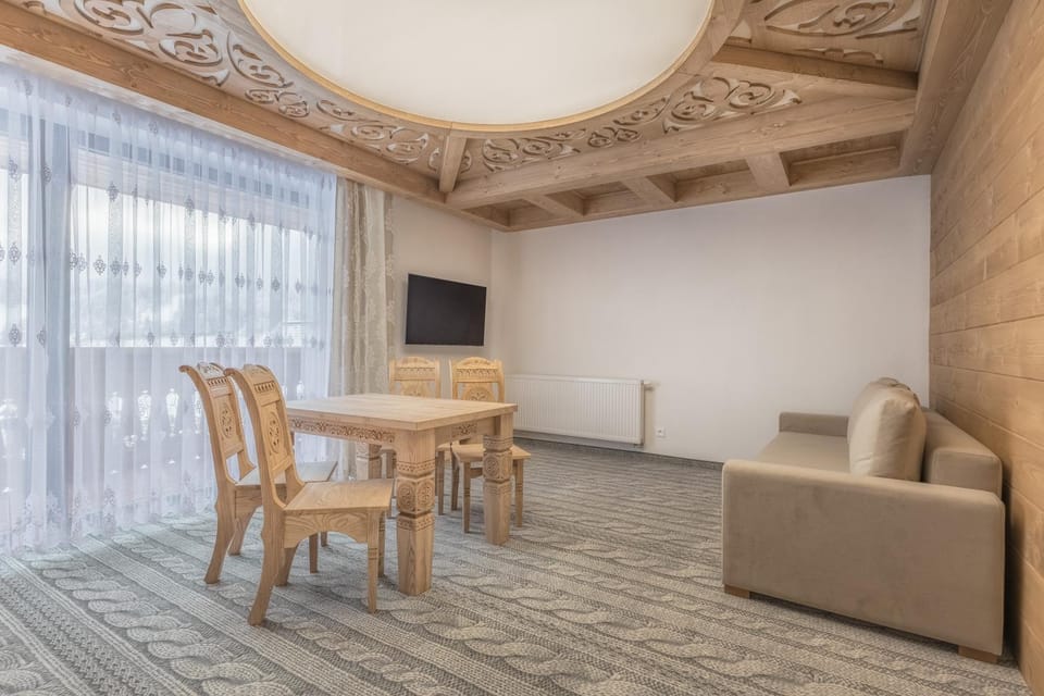 Communal lounge/ TV room, TV and multimedia, Living room, Seating area, Evening entertainment