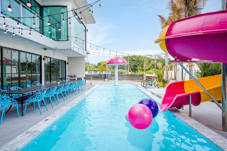 Property building, Day, Evening entertainment, Pool view, Swimming pool, Swimming pool, sunbed