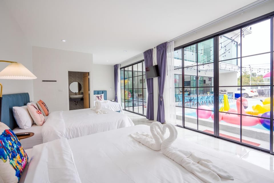 Bed, Photo of the whole room, Bedroom, Pool view, Swimming pool, towels