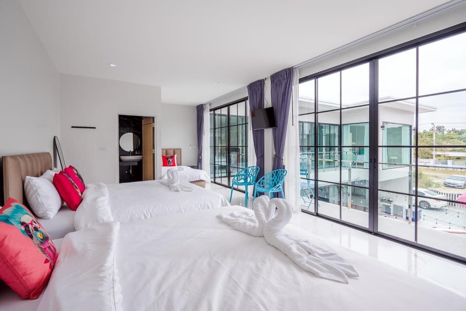 Bed, Photo of the whole room, Seating area, Bedroom, towels, towels