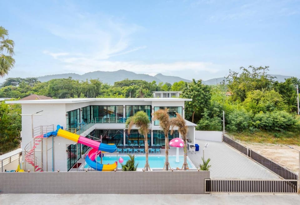 Property building, Patio, Restaurant/places to eat, Communal lounge/ TV room, Spring, Day, Natural landscape, Bird's eye view, Photo of the whole room, Evening entertainment, Mountain view, Pool view, Swimming pool, Breakfast, Parking, sunbed