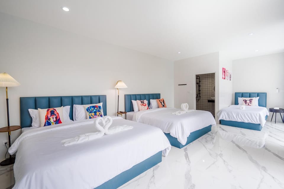 Bed, Photo of the whole room, Bedroom, towels