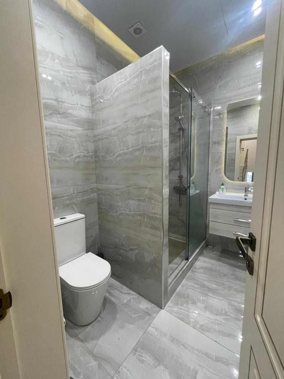 Shower, Toilet