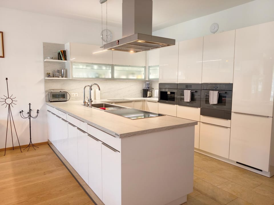 Coffee/tea facilities, dishwasher, internet, internet, stove, kitchen
