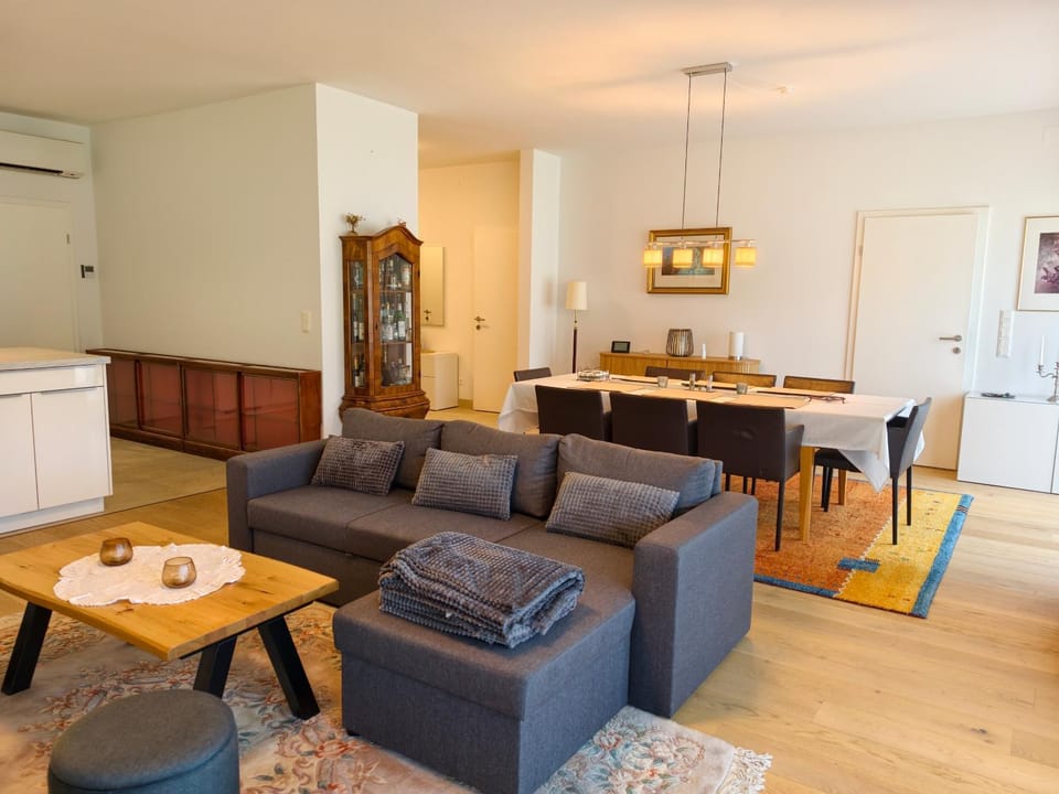 Living room, Photo of the whole room, Seating area, Dining area, Food, internet, internet