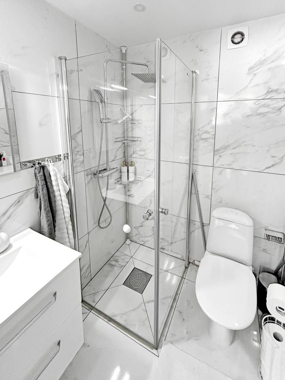 Shower, Toilet, Bathroom, towels