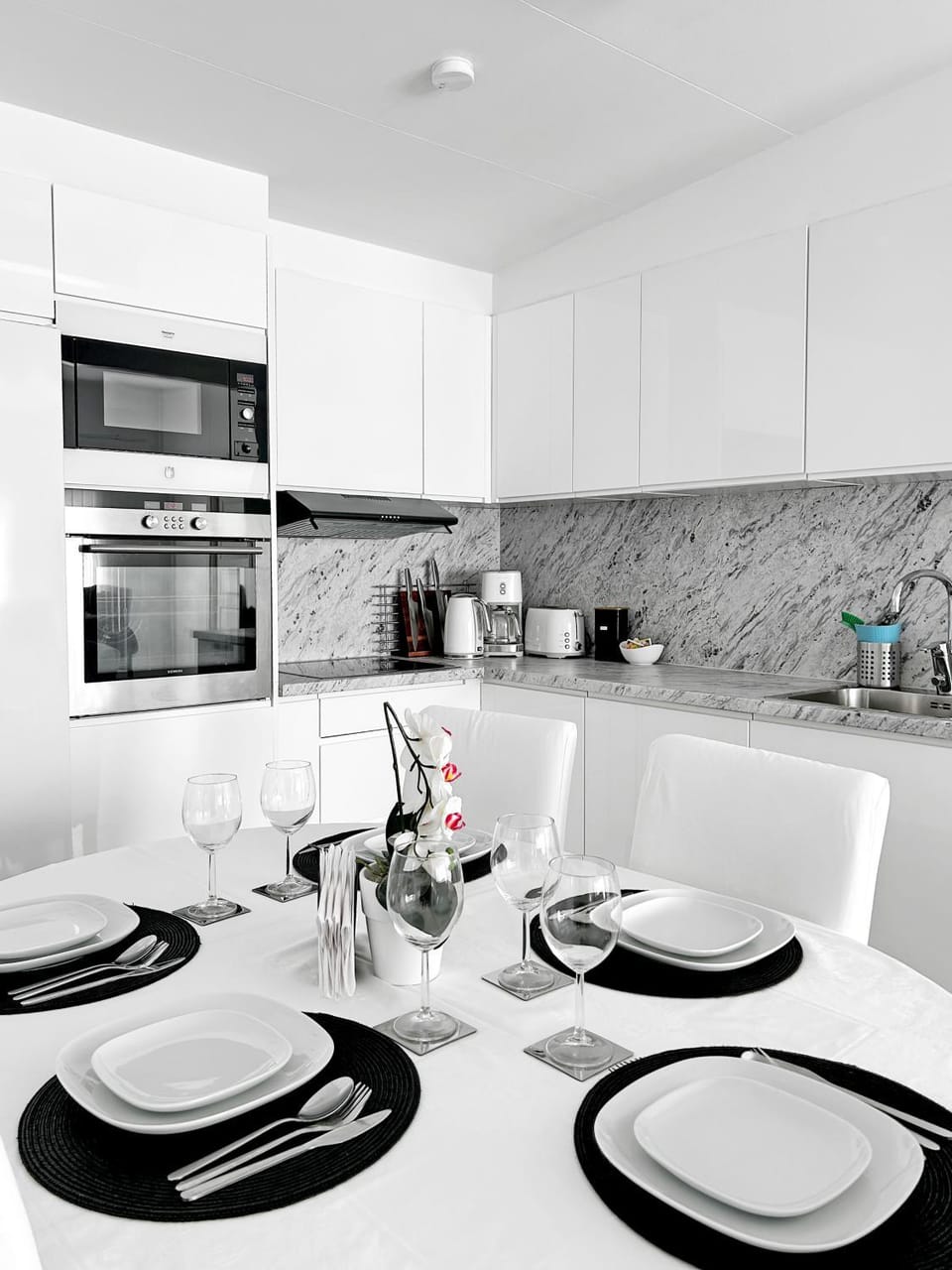 Coffee/tea facilities, Kitchen or kitchenette, Dining area, stove