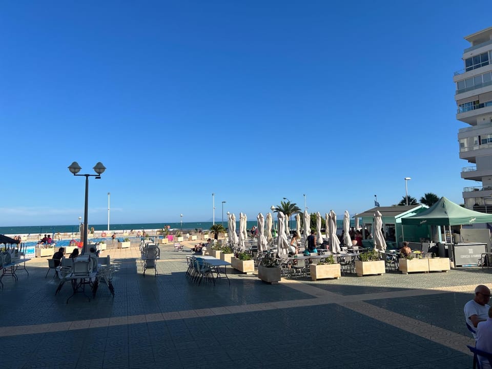 Nearby landmark, Restaurant/places to eat, Day, People, Lounge or bar, Beach, Sea view, Breakfast