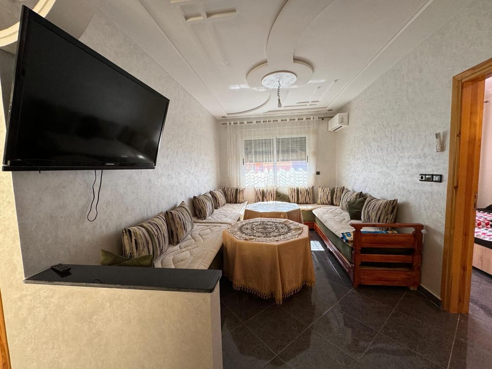 Communal lounge/ TV room, TV and multimedia, Living room, Seating area, air conditioner