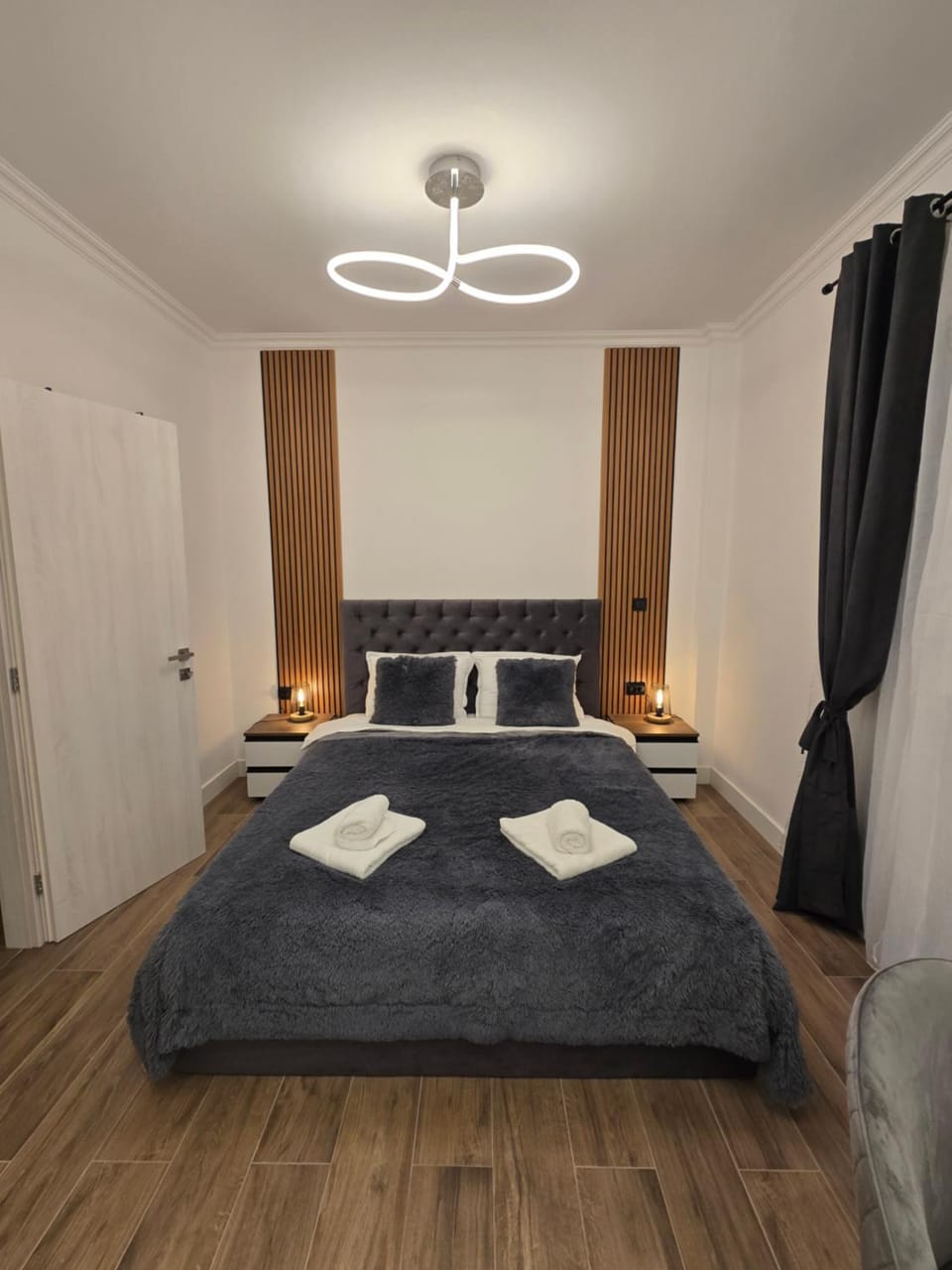 Bed, Bedroom, towels