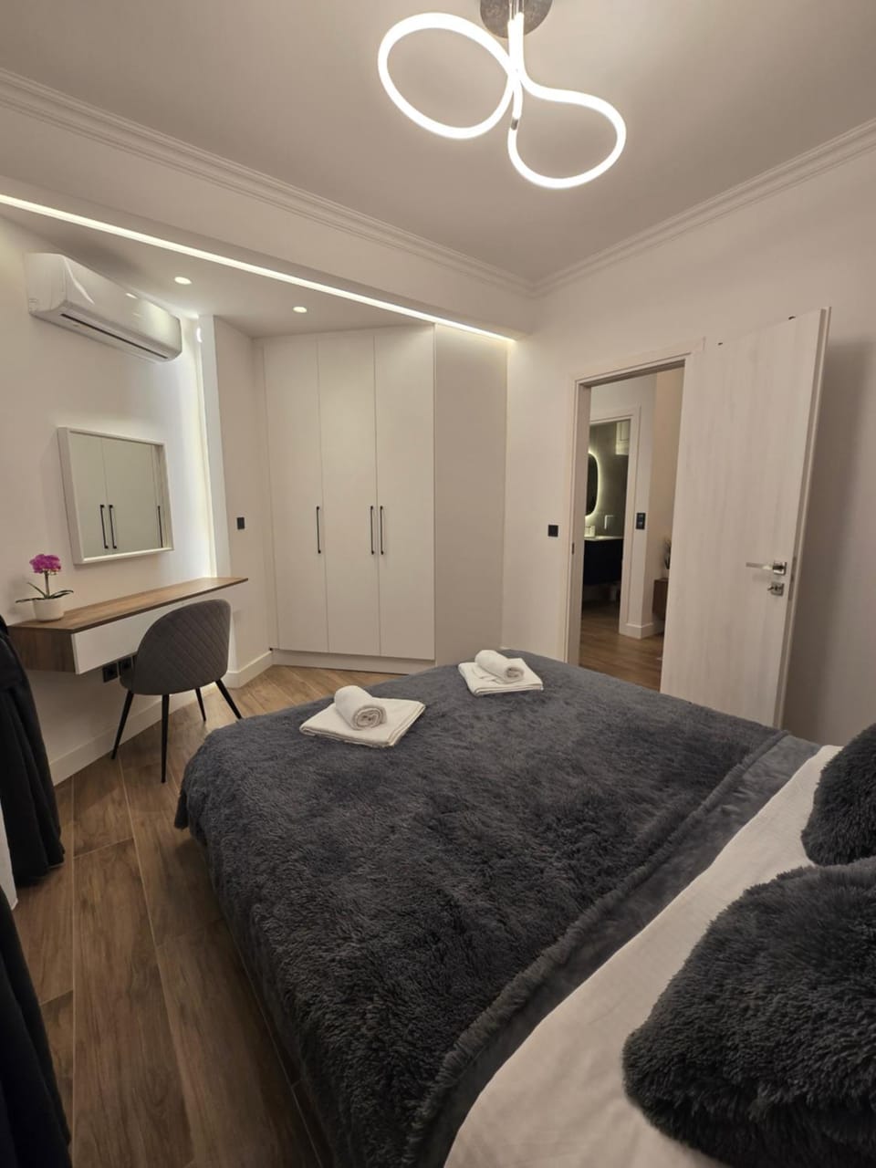Bed, Bedroom, towels, wardrobe