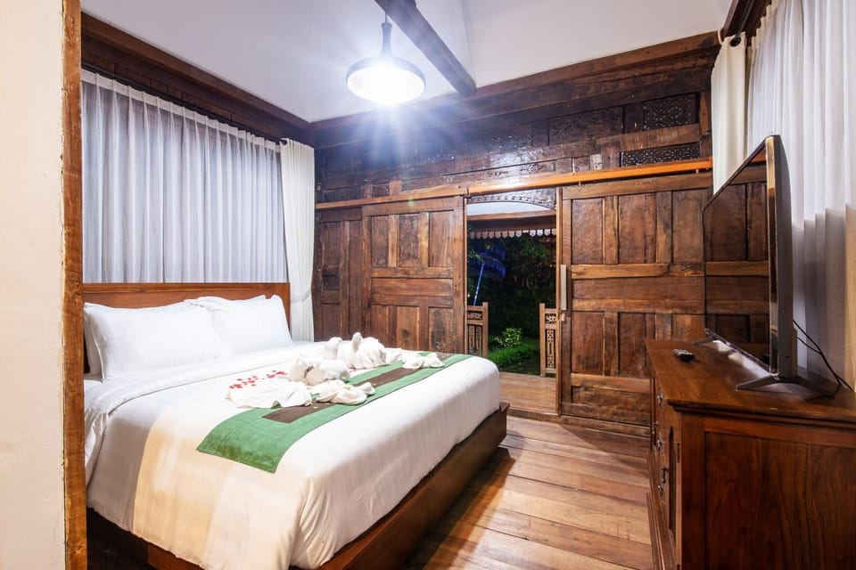 1-Bedroom Honeymoon Joglo Sleman Country Inn Yogyakarta Near Merapi Mountain Villa in Special Region of Yogyakarta