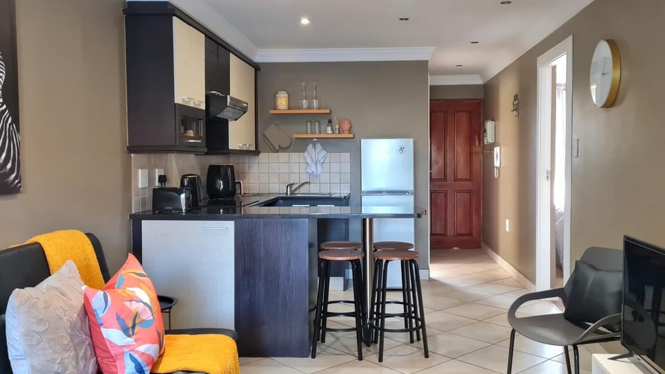 TV and multimedia, Coffee/tea facilities, Kitchen or kitchenette, Living room, Seating area, Dining area, oven, stove, toaster