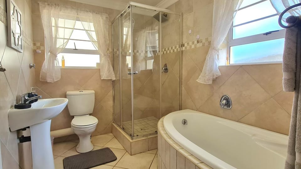 Shower, Toilet, Bathroom, Bath, towels