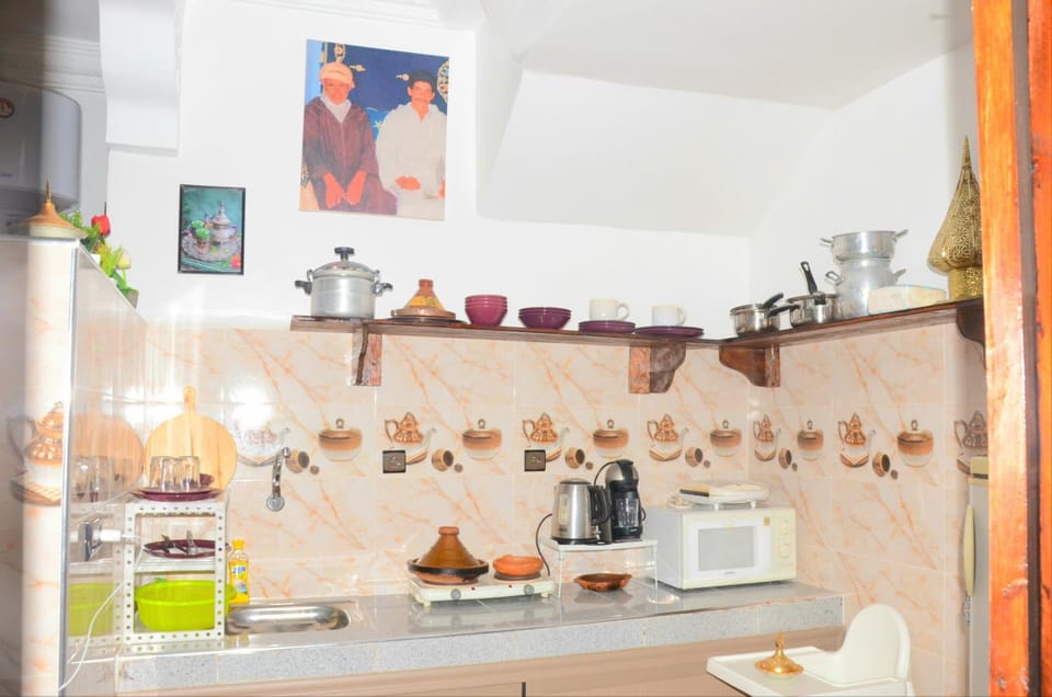 Coffee/tea facilities, Kitchen or kitchenette, oven, stove