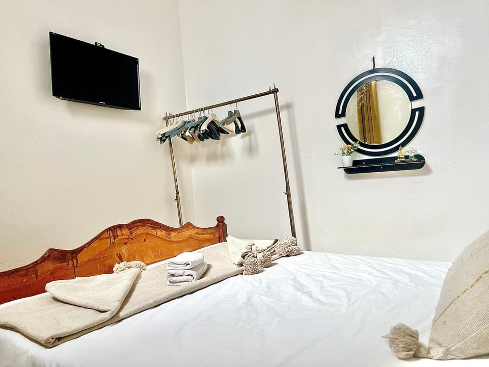 Bed, TV and multimedia, Bedroom