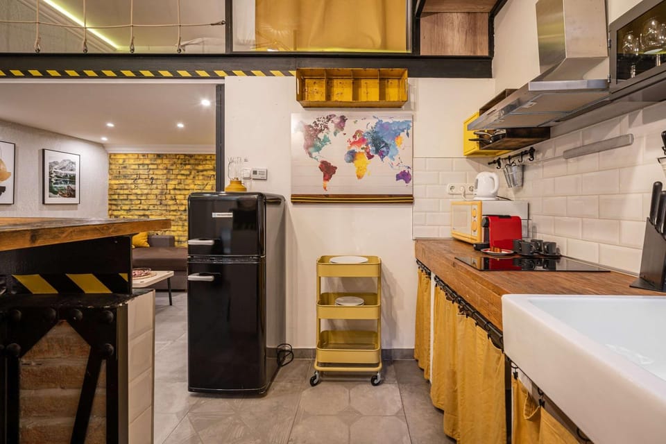 Coffee/tea facilities, Kitchen or kitchenette, Dining area, stove