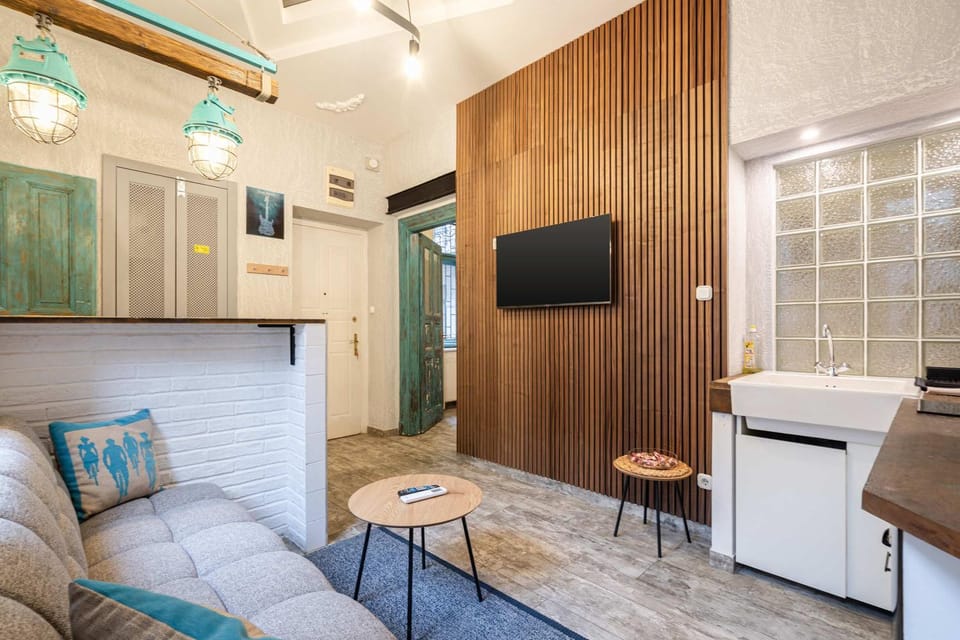 TV and multimedia, Kitchen or kitchenette, Living room, Seating area, air conditioner