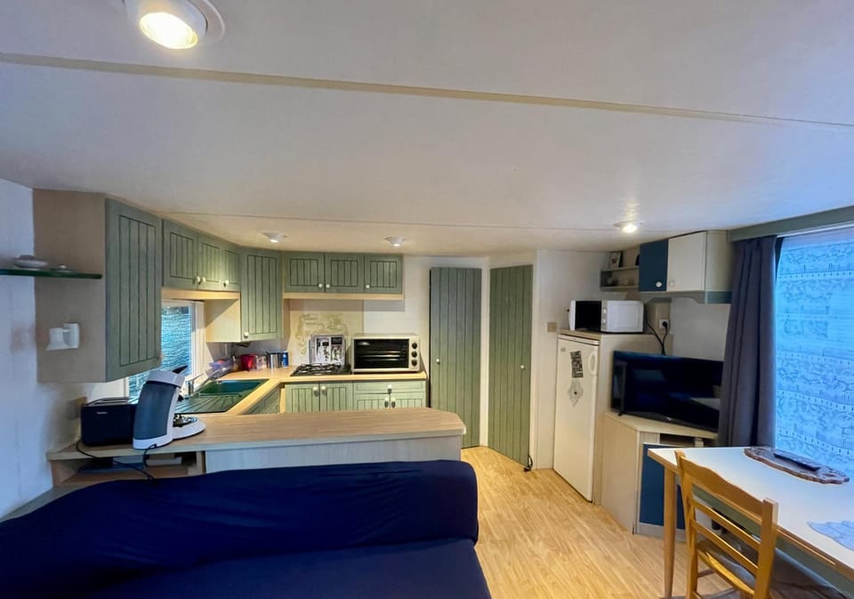 Restaurant/places to eat, TV and multimedia, Living room, Seating area, microwave, oven, kitchen